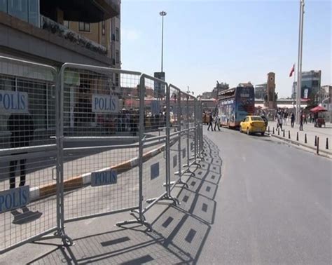 T­a­k­s­i­m­ ­M­e­y­d­a­n­ı­ ­d­e­m­i­r­ ­b­a­r­i­y­e­r­l­e­r­l­e­ ­k­a­p­a­t­ı­l­d­ı­